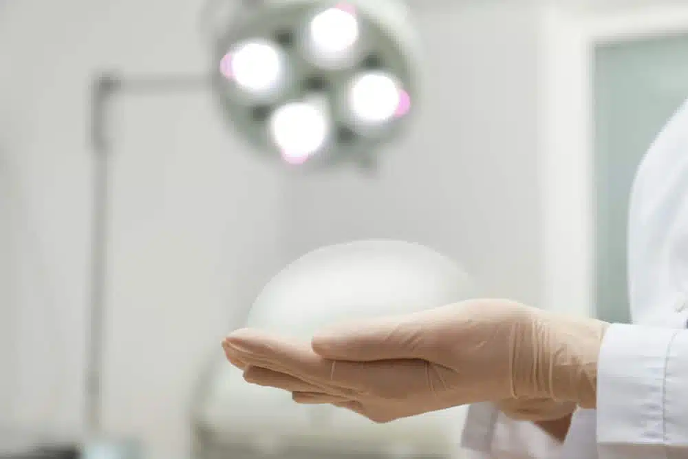 a-breast-implant-that-has-been-removed copia