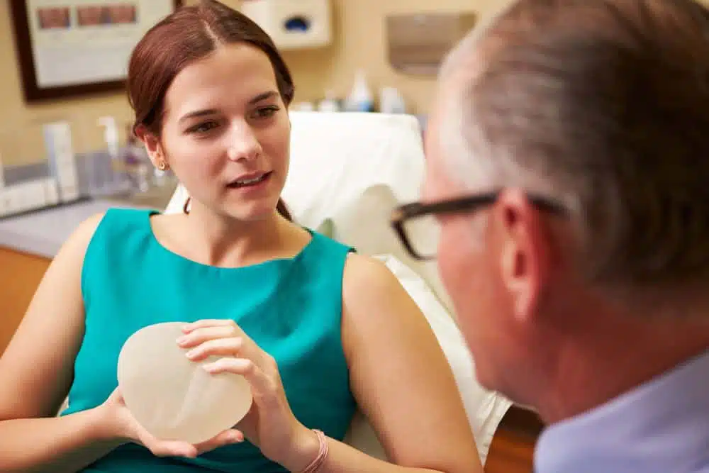 consultation-for-breast-implant-removal-1 copia